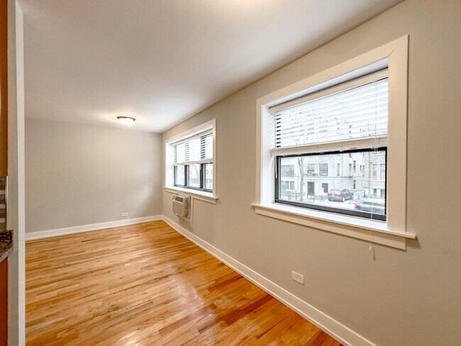 Building Photo - 510 W Briar Pl