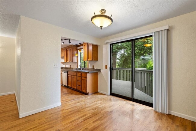 Building Photo - Spacious 3 bed 2.5 bath in Eastgate neighborhood.