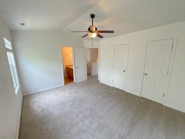 Building Photo - 2 Bedroom Townhome Available Near S Circle...