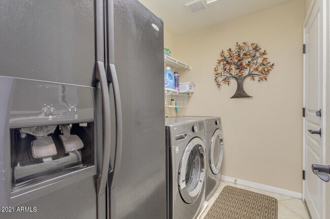 Building Photo - 3922 E Carson Rd