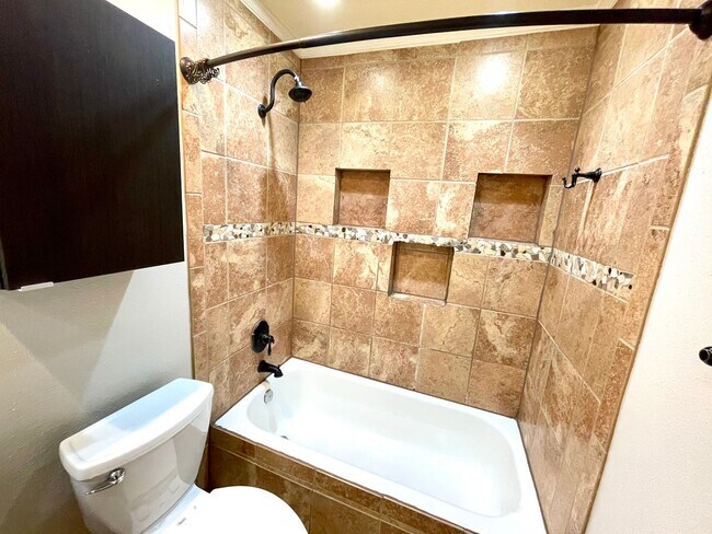Building Photo - Cozy 1 Bedroom, 1 Bathroom Condo In the He...