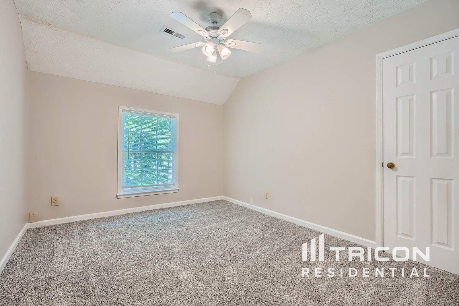 Building Photo - 305 Woodsong Dr