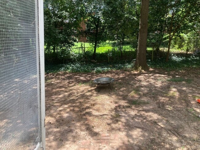 Building Photo - PRE-LEASING FOR AUGUST 2026! Walkable to C...