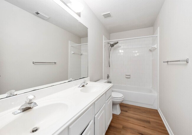 Building Photo - 7902 Feather Springs Dr