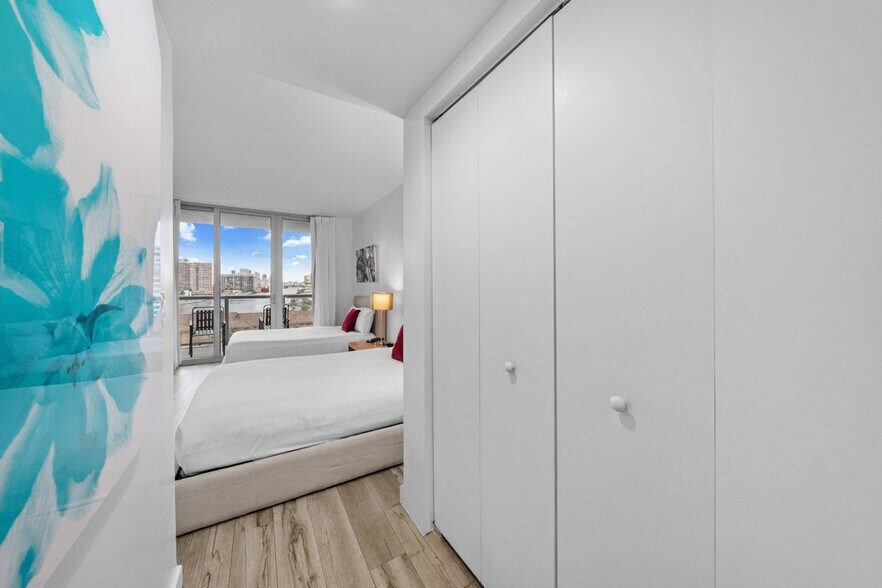 Building Photo - 2602 E Hallandale Beach Blvd