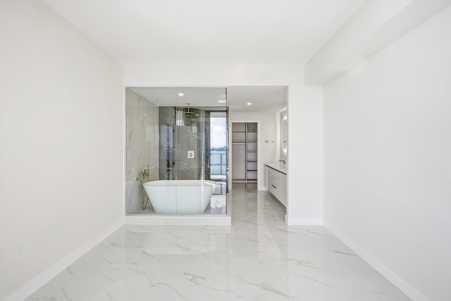 Building Photo - 700 NE 24th St