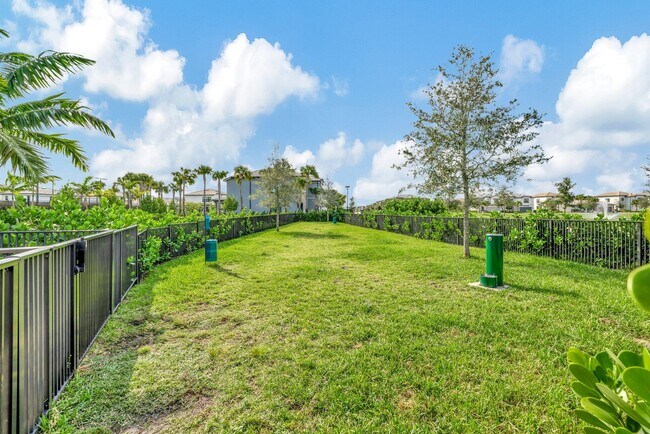 Building Photo - 4651 Pinehurst Trl E