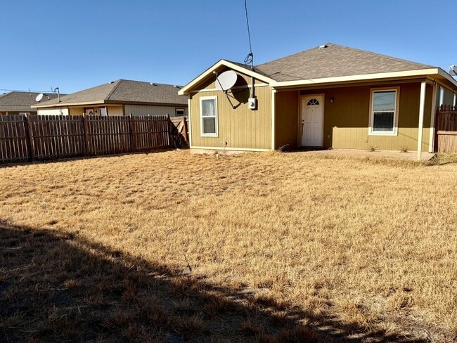 Building Photo - Newer Build 3/2/1 on Quiet Street!