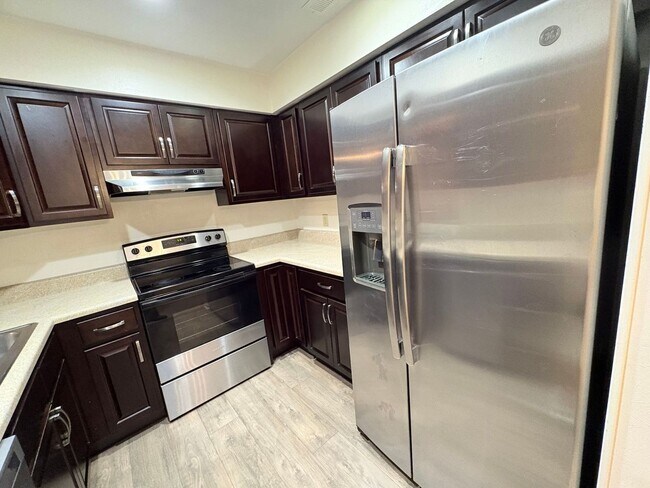 Building Photo - 3 BED / 2 BATH SINGLE FAMILY