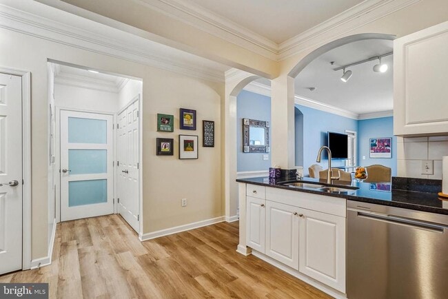 Building Photo - 27 Booth St