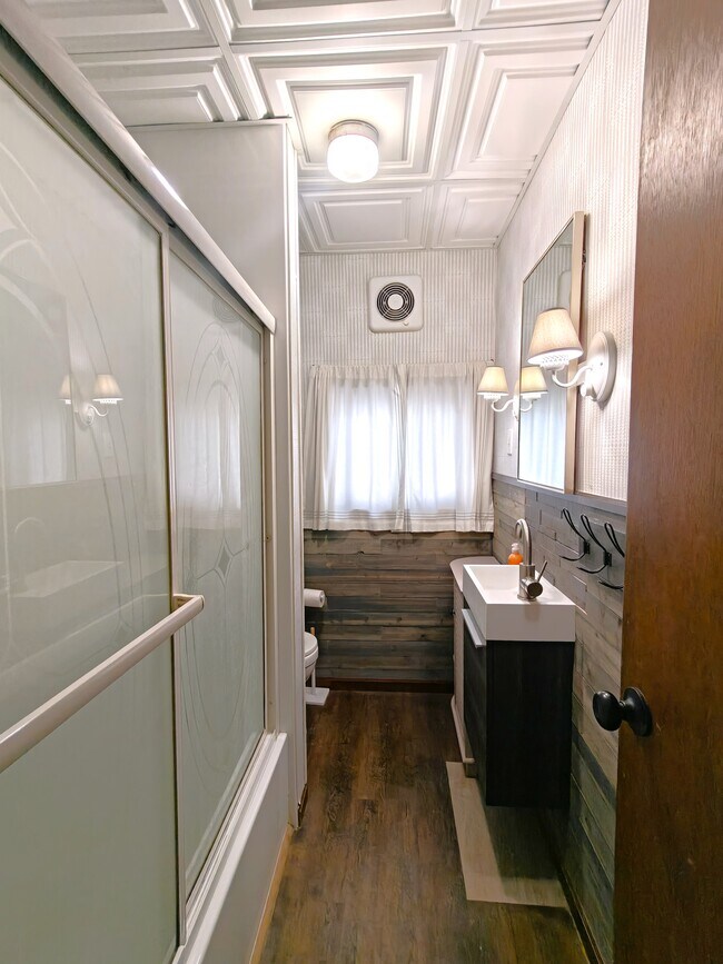 Building Photo - 1011 E Grand Ave