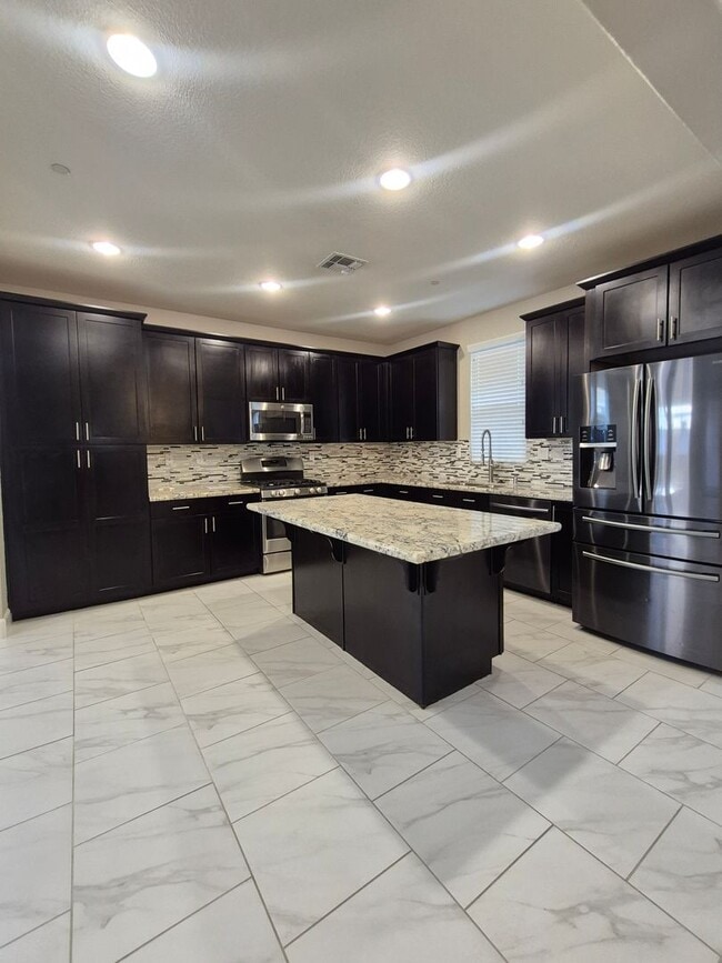 Building Photo - Gorgeous 4bd/2.5ba Two Story Home In Roseville!