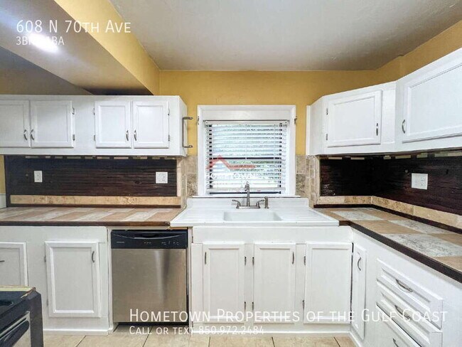 Building Photo - 608 N 70th Ave