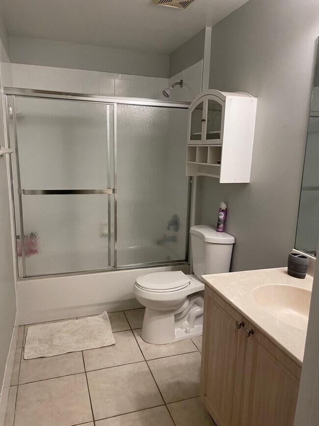 Building Photo - 2060 Greenview Shores Blvd