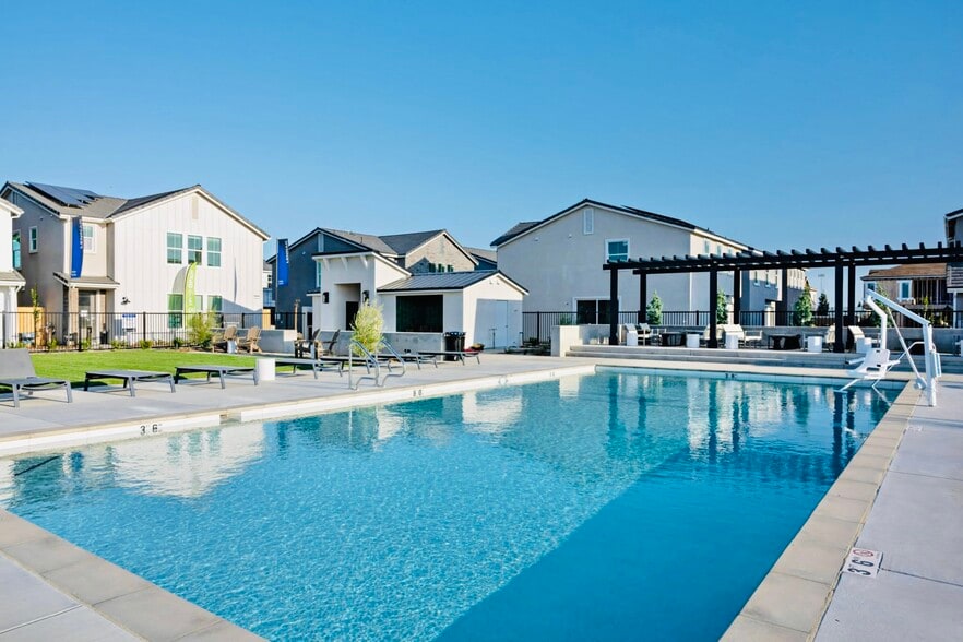 Building Photo - 2821 E Tamarind Dr