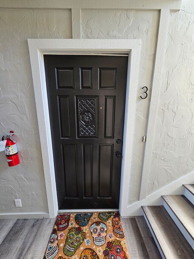 Building Photo - Like new large 2 bedroom apt coming available!