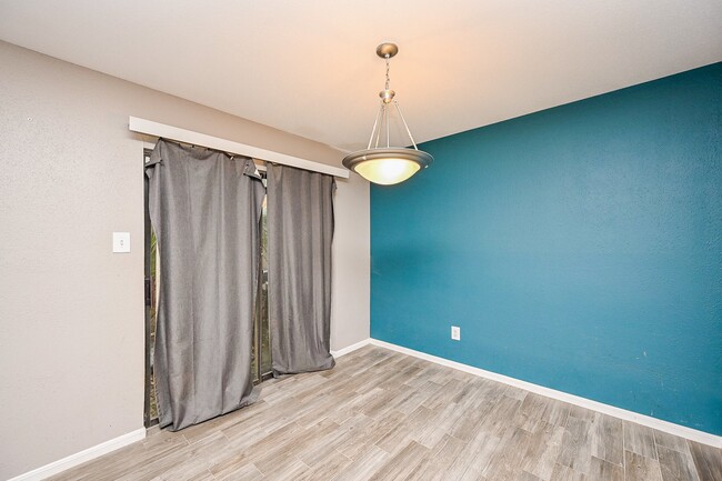 Building Photo - 2211 S Kirkwood Rd