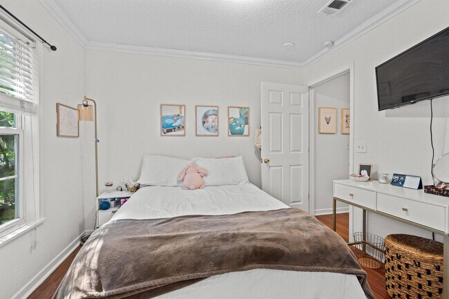 Building Photo - 114 Cedar St