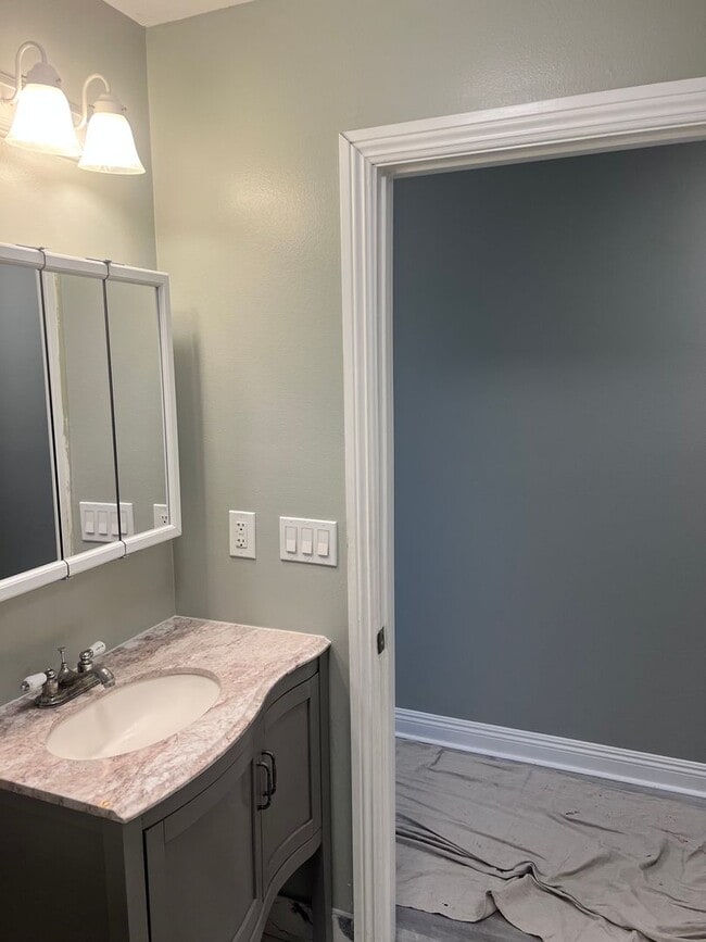 Building Photo - Newly Remodeled Home