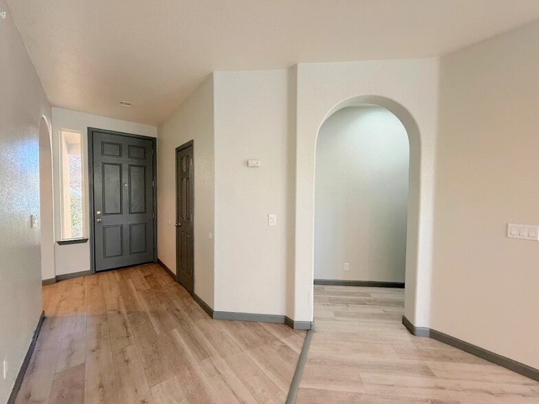 Building Photo - 633 Chandon Dr