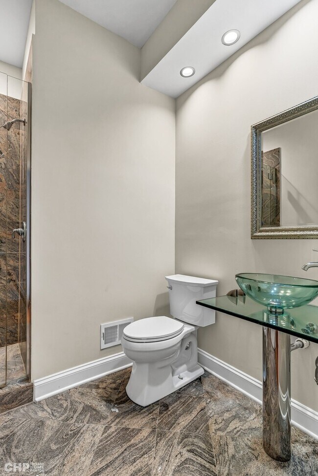 Building Photo - 2617 W Evergreen Ave