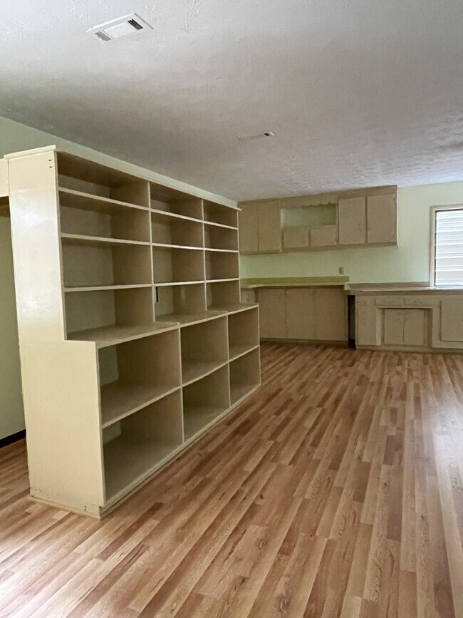 Building Photo - 170 Longview Dr