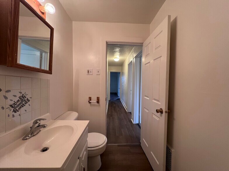 Building Photo - 614 Short St