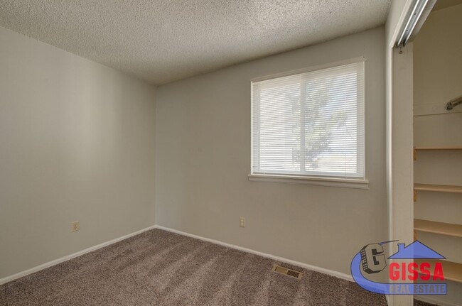 Building Photo - Cute townhome with 2 bedrooms - 1 1/2 bath...
