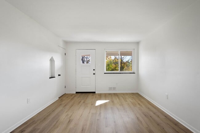 Building Photo - MOVE IN SPECIAL! SCORE HALF OFF 1ST MONTH'...