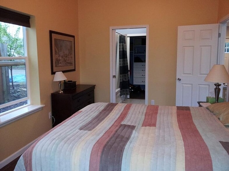 Building Photo - 6117 NE 9th Ave