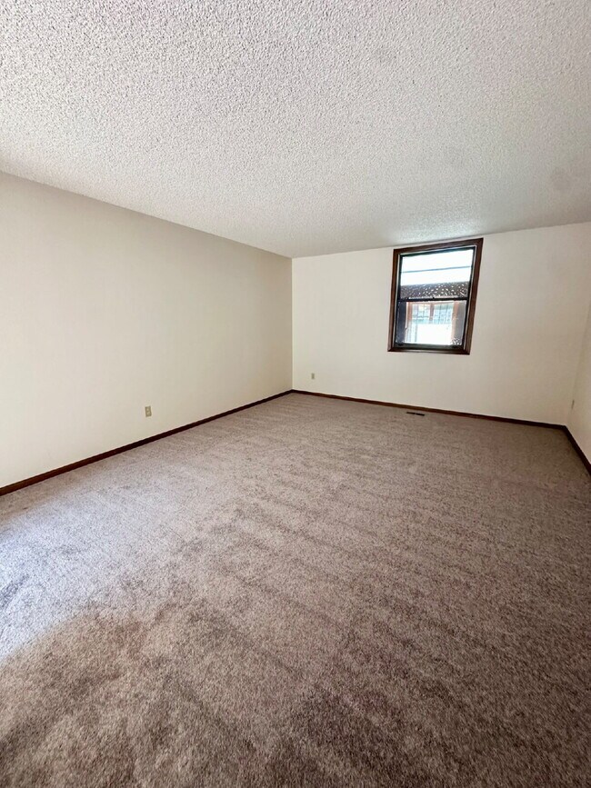 Building Photo - "Spacious 4-Bedroom Retreat with 2.5 Baths...