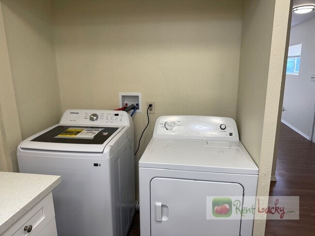 Building Photo - Fully Remodeled & Super Cute 2-Bedroom Cot...