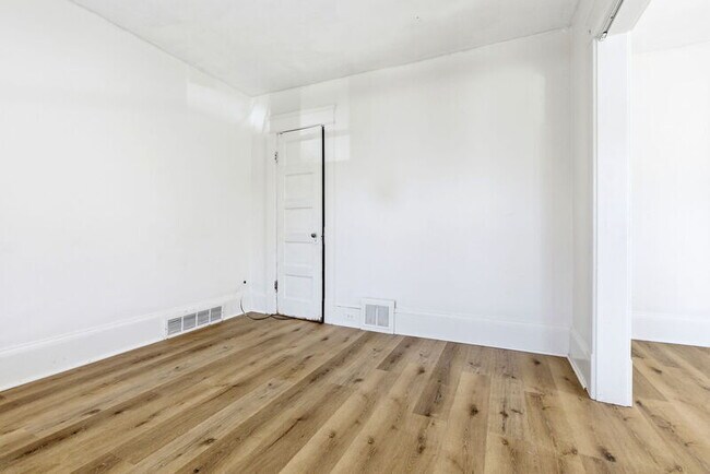 Building Photo - 2935 E 121st St