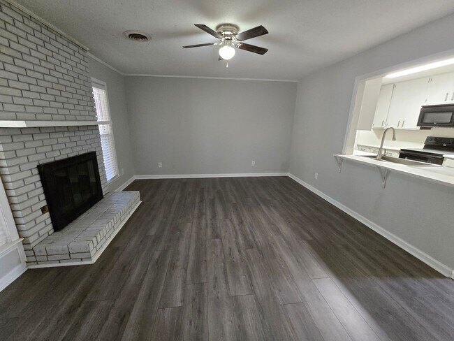 Building Photo - Living Room & Den in Dalraida