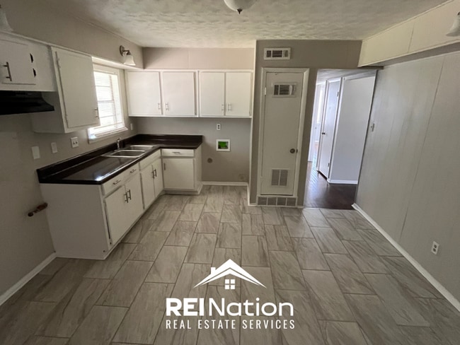 Building Photo - RARE FIND! 4BR/2BA in Memphis | Open Kitchen & Hardwoods | Fenced Yard!