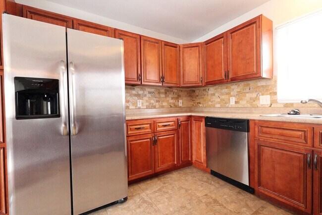 Building Photo - Beautiful 4 Bed 2 Bath w/2 Car Garage