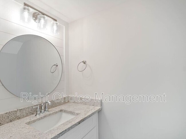 Building Photo - 630 Village Dr