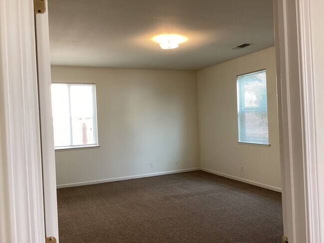 Building Photo - 5162 W Home Ave