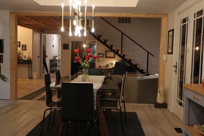 Building Photo - 1925 Bunting Ct