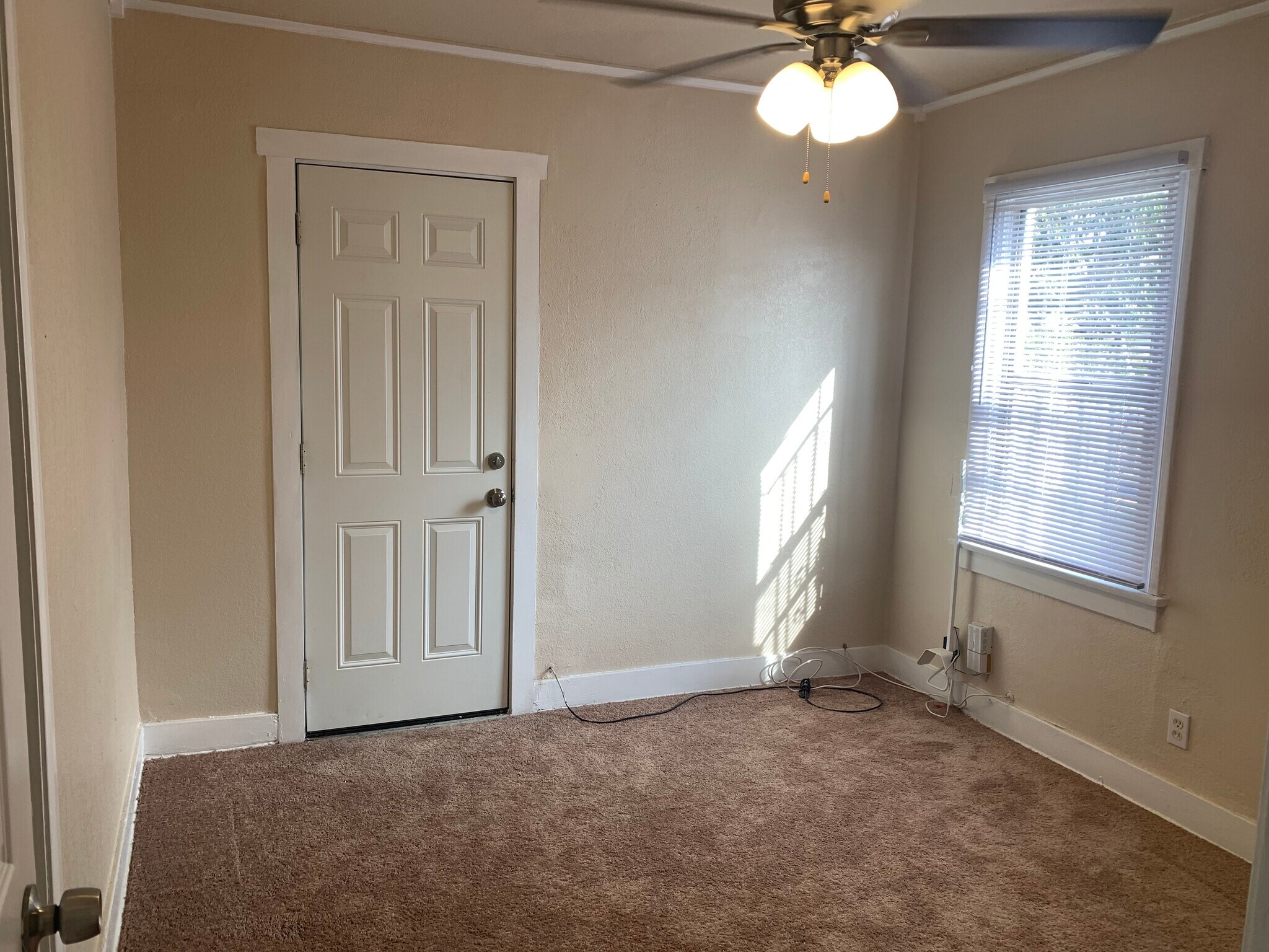 Building Photo - 342 E 84th St