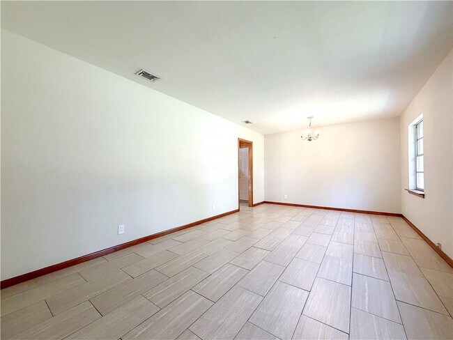 Building Photo - 1254 Lake Cir Dr W
