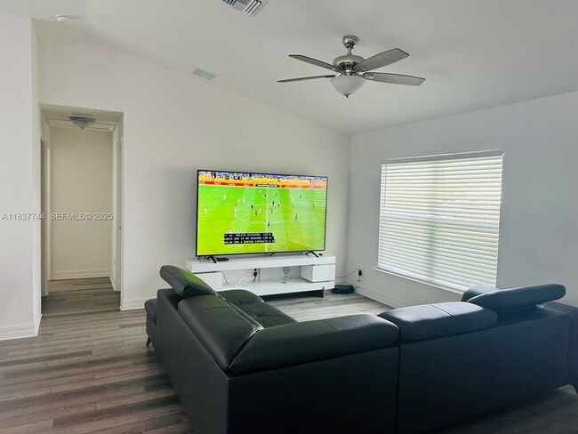 Building Photo - 2524 NE 5th Ave