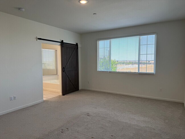Building Photo - Beautiful 5 Bedroom, 3 Bathroom, 2800 Sqft...