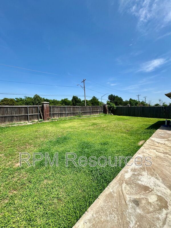 Building Photo - 7404 Park Meadow Dr