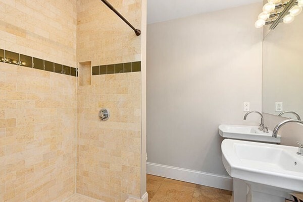 Building Photo - 502 Sumner St