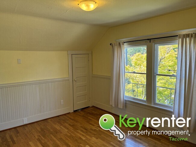 Building Photo - One of a Kind Craftsman House in Tacoma!