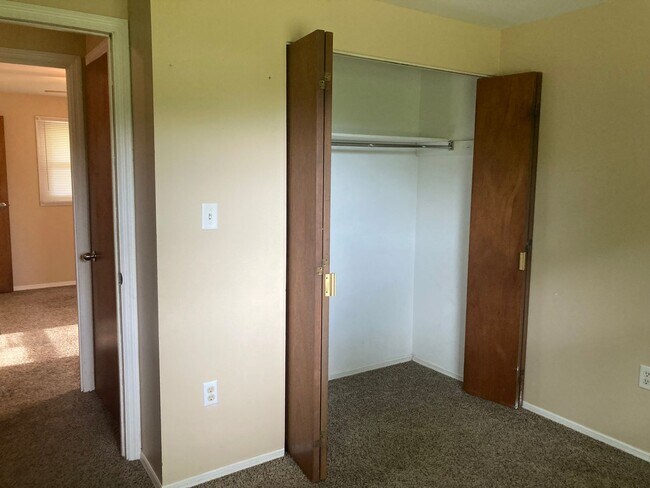Building Photo - Must See! Large 3 Bedroom, 2 Bath Ranch Ho...