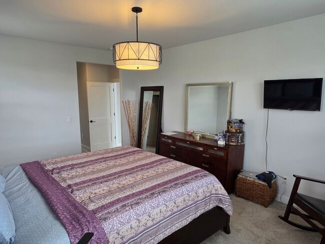 Building Photo - 5 bedroom Pewaukee home in Broken Hill