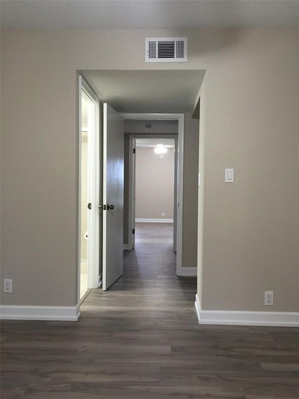 Building Photo - 1100 Crystal Lake Dr