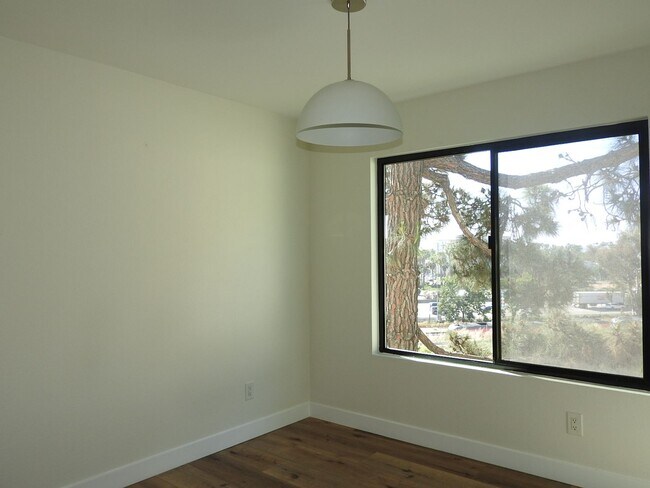 Building Photo - Lovely 2 bed 2bath with Stunning Views